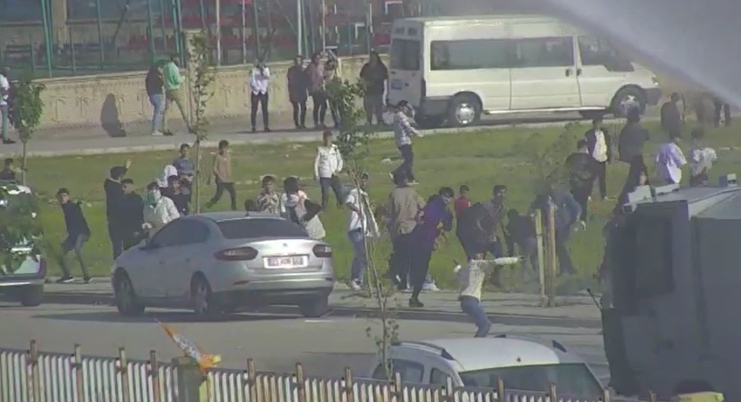 ŞIRNAK'IN SİLOPİ İLÇESİNDE YEŞİL SOL PARTİSİ'NİN DÜZENLEDİĞİ MİTİNGİN ARDINDAN ÇIKAN