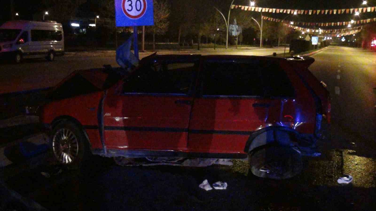 ÇORUM'DA HAFİF TİCARİ ARAÇ İLE OTOMOBİLİN ÇARPIŞMASI SONUCU MEYDANA KAZADA