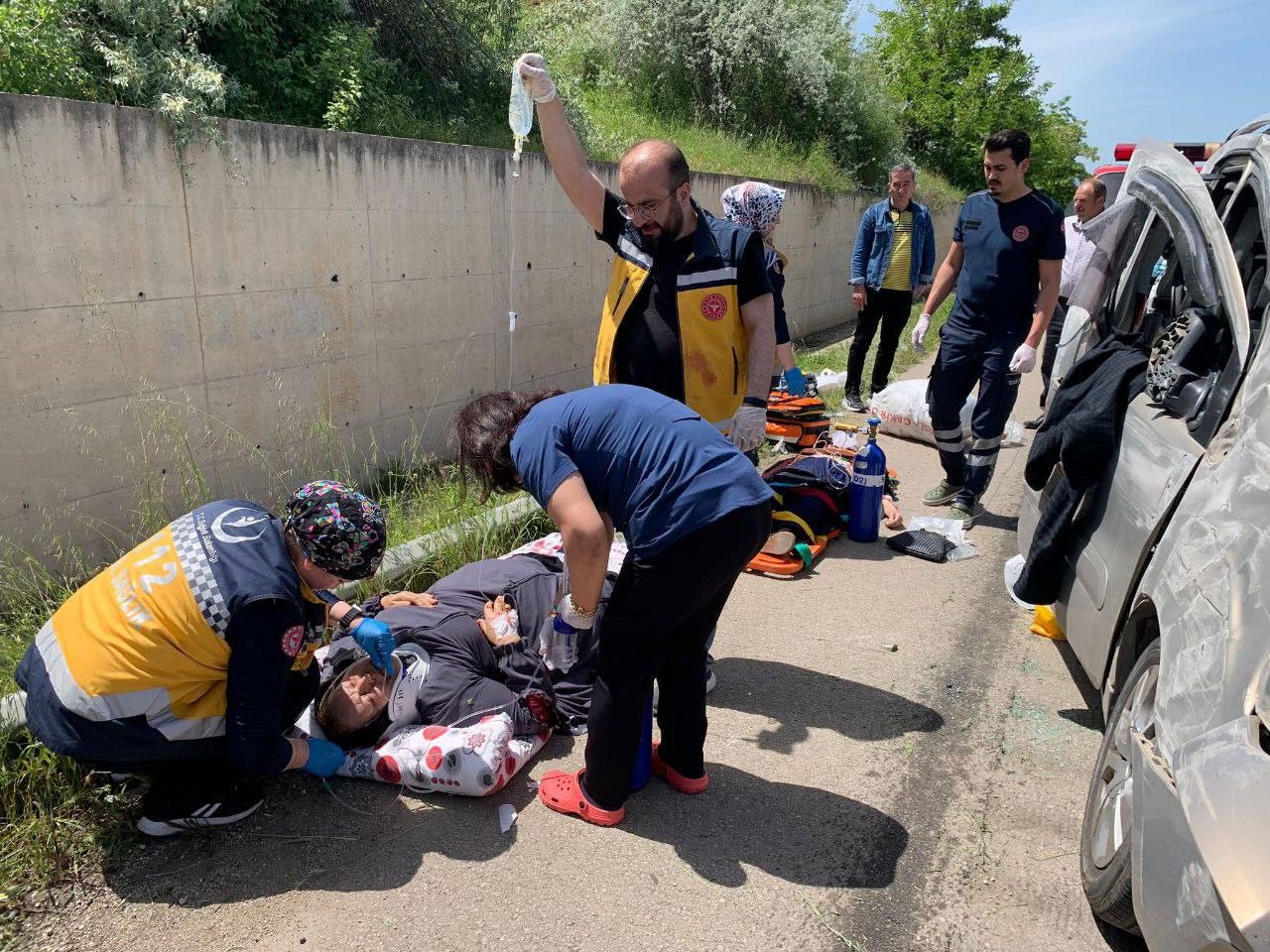 TOKAT’TA HAFİF TİCARİ ARACIN İSTİNAT DUVARINA ÇARPMASI SONUCU 1 KİŞİ