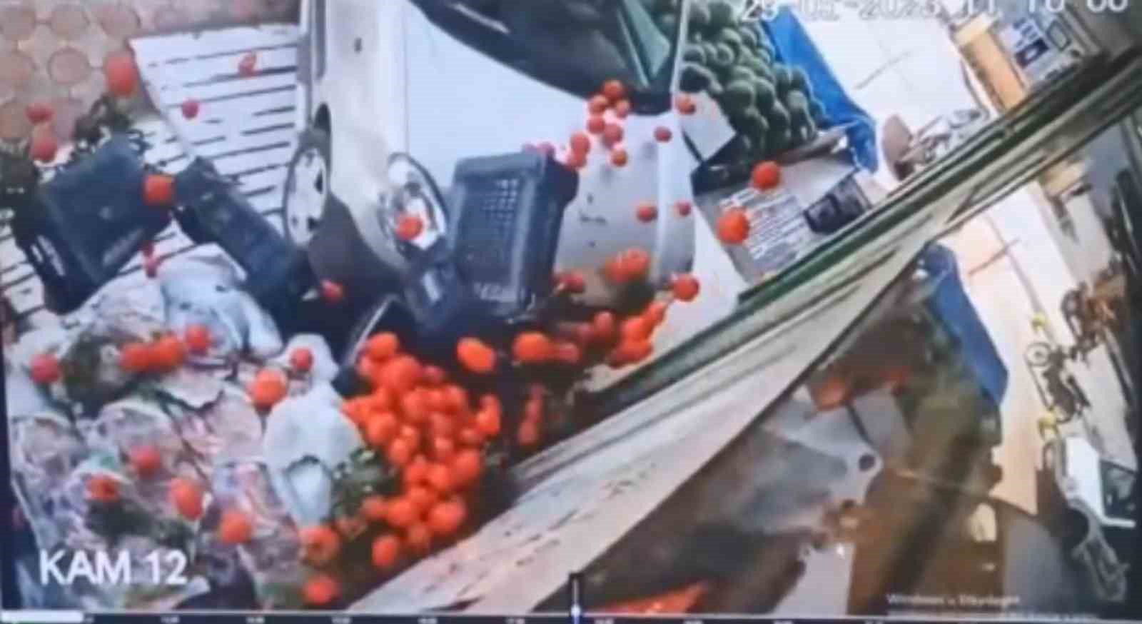 KASTAMONU’NUN TOSYA İLÇENDE OTOMOBİL İLE ÇARPIŞAN HAFİF TİCARİ ARAÇ, MARKETİN