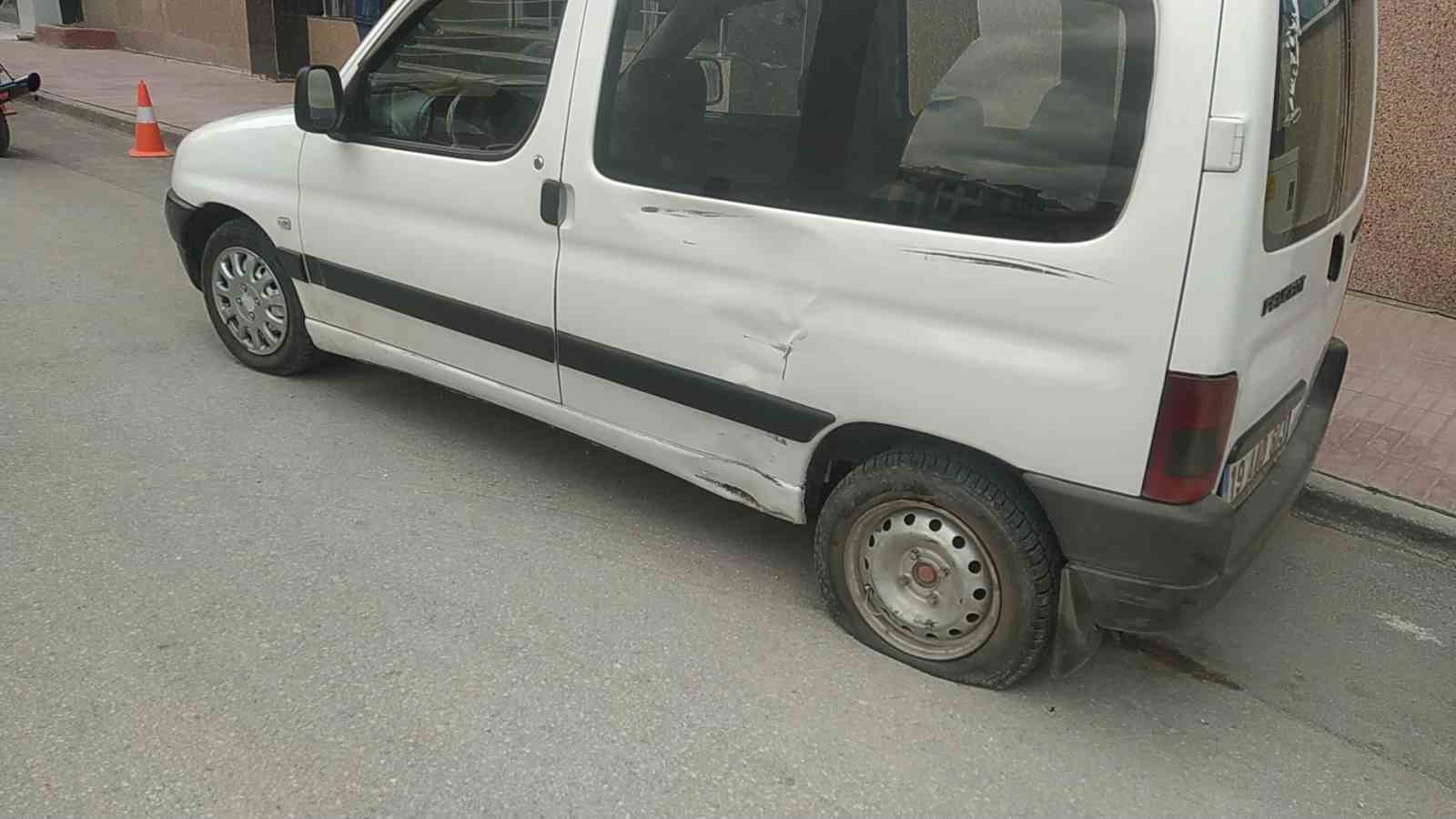 ÇORUM’DA MOTOSİKLET İLE HAFİF TİCARİ ARACIN ÇARPIŞMASI SONUCU MEYDANA GELEN