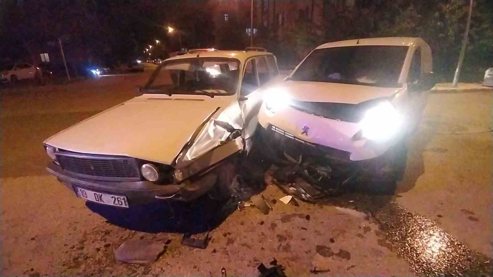 ÇORUM'DA HAFİF TİCARİ ARAÇ İLE OTOMOBİLİN KARIŞTIĞI TRAFİK KAZASINDA 1