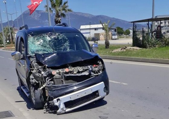 MERSİN’İN ANAMUR İLÇESİNDE HAFİF TİCARİ ARAÇ İLE ELEKTRİKLİ BİSİKLETİN ÇARPIŞMASI