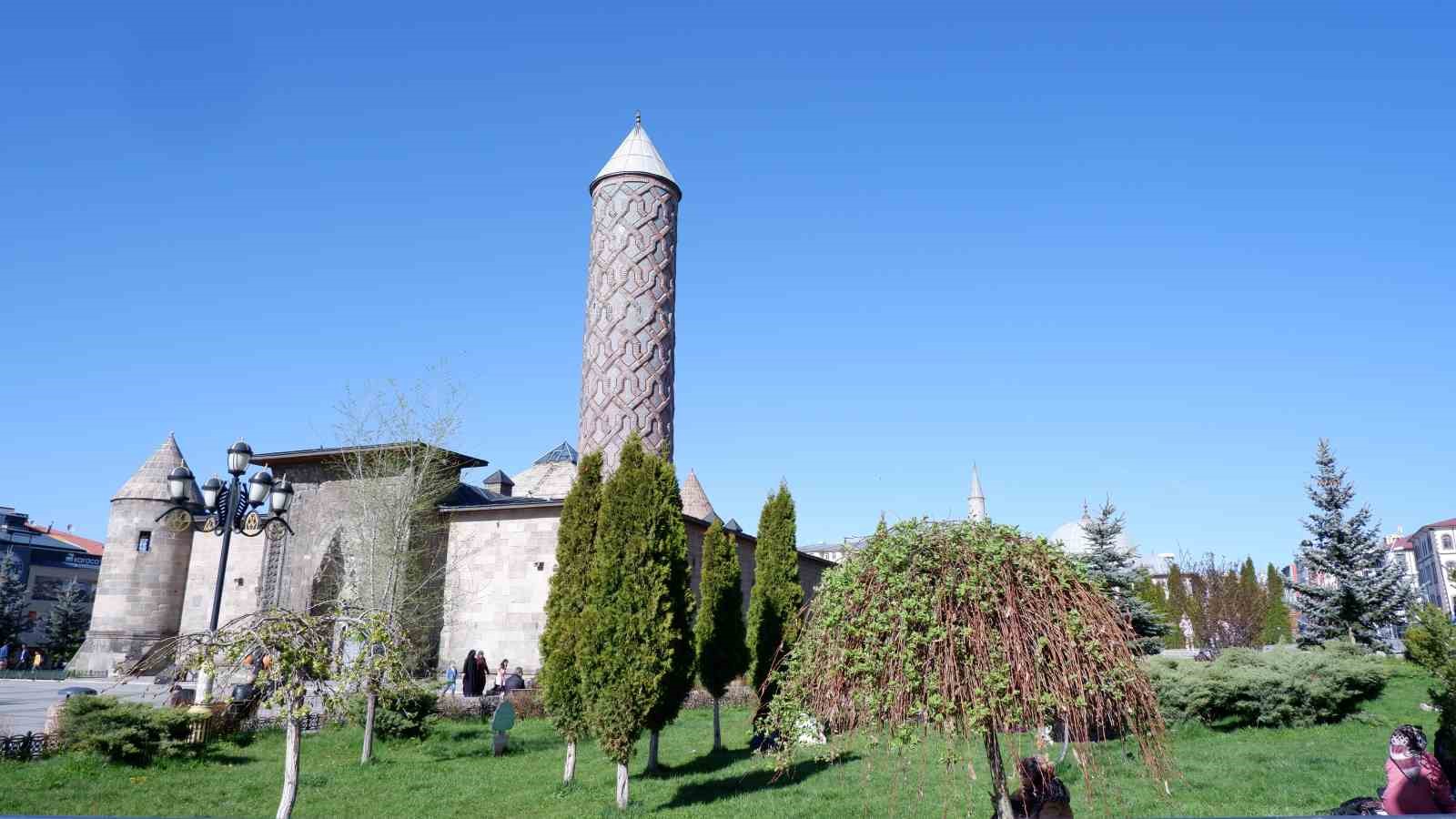 ERZURUM’DA DÜN YÜZÜNÜ GÖSTEREN GÜNEŞLİ HAVA, HAFTA SONU YERİNİ YİNE