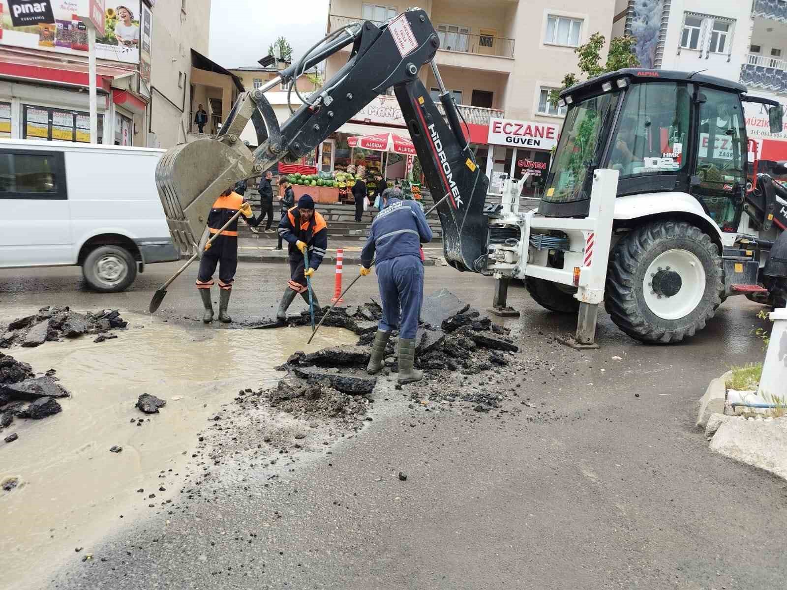 HAKKARİ BELEDİYESİ SU VE KANALİZASYON İŞLERİ MÜDÜRLÜĞÜ EKİPLERİ TIKANAN LOGARA