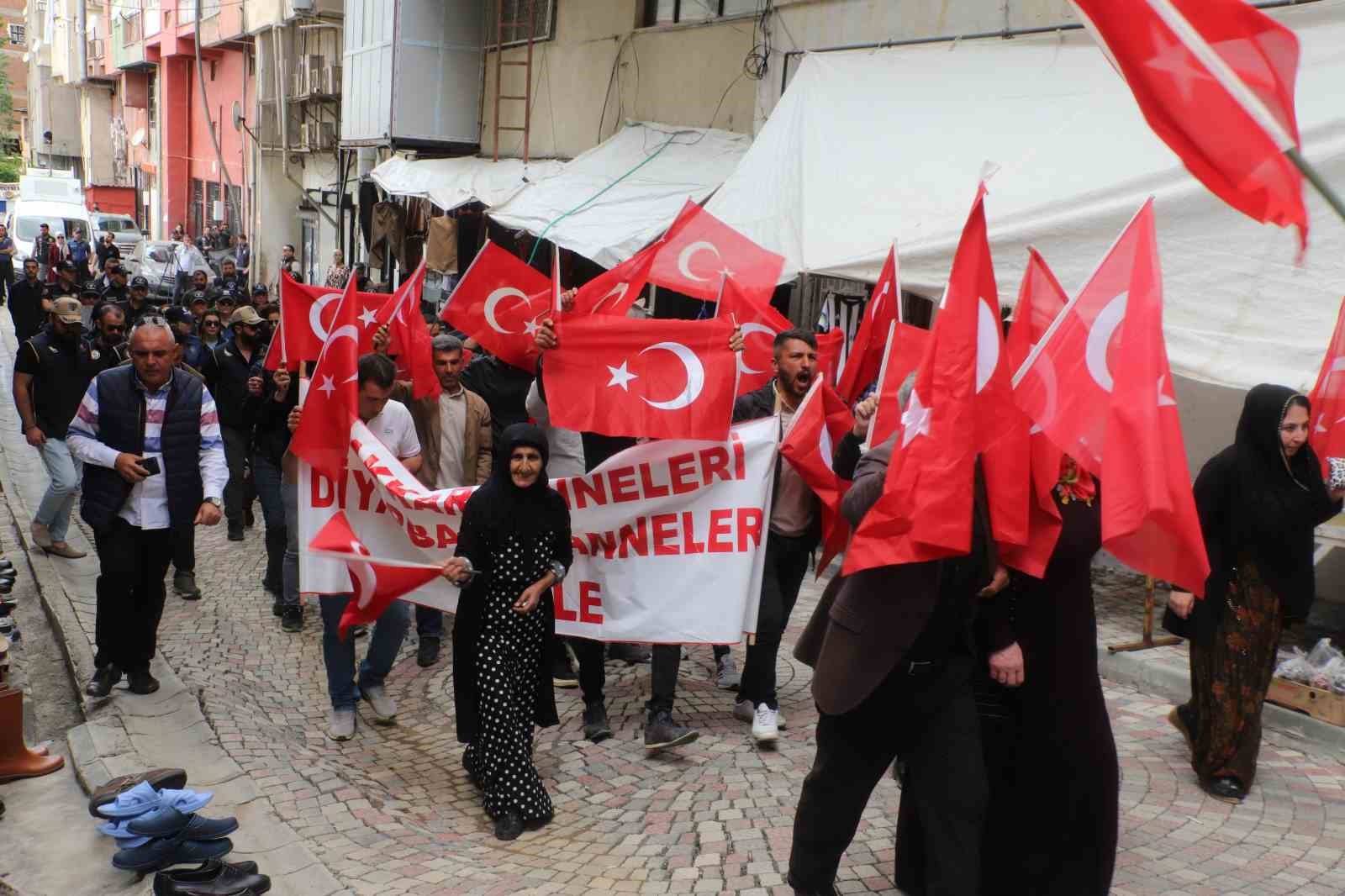 HAKKARİ'DE ÇOCUKLARI TERÖR ÖRGÜTÜ PKK TARAFINDAN KAÇIRILAN AİLELERİN EYLEMİ 45'NCİ