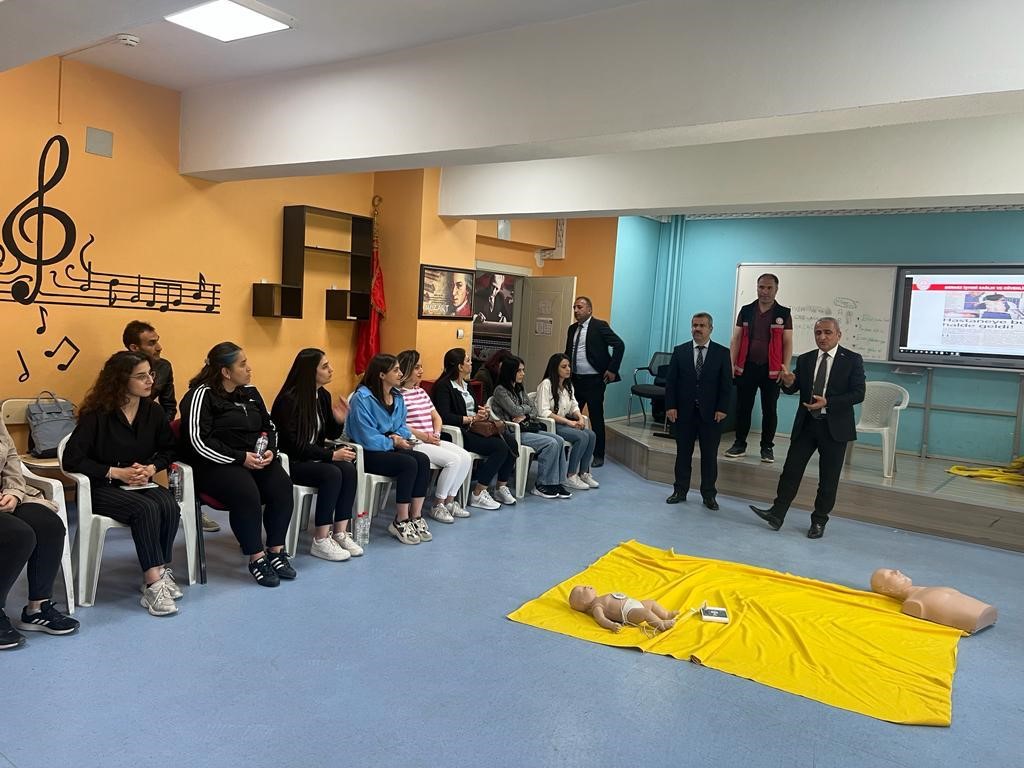KAHRAMANMARAŞ MERKEZLİ YAŞANAN YIKICI DEPREMLERİN ARDINDAN HAKKARİ’DE İLK YARDIM KURSLARINA