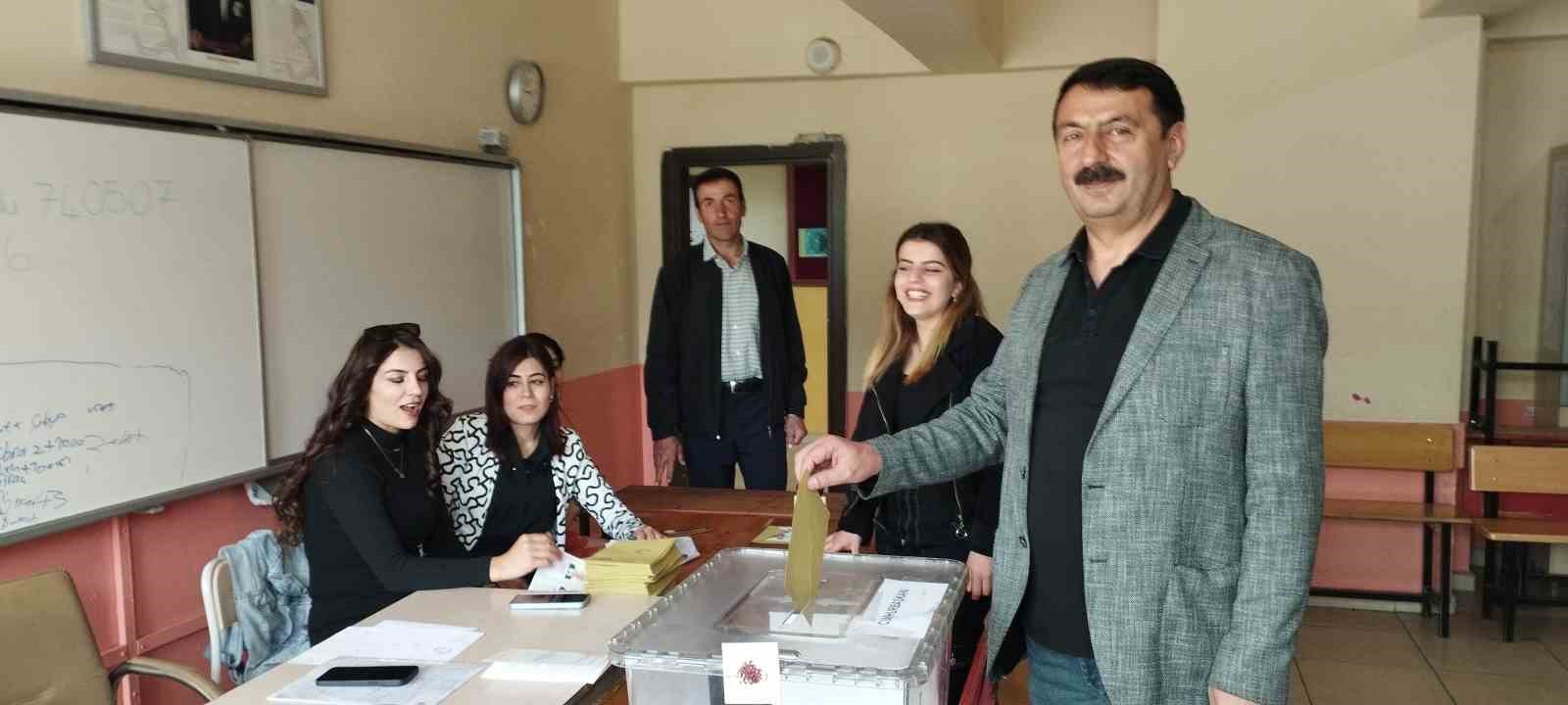 HAKKARİ’DE CUMHURBAŞKANI SEÇİMİ İÇİN VATANDAŞLAR SAAT 08.00 İTİBARIYLA OY KULLANMAYA
