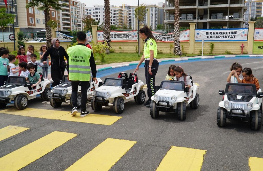 HALİLİYE BELEDİYESİ İLE ÇOCUKLARA TRAFİK KÜLTÜRÜ AŞILANIYOR