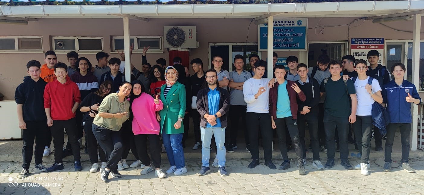 BANDIRMA’DA HARÇLIKLARINI BİRİKTİRİP SOKAK HAYVANLARINA MAMA ALDILAR