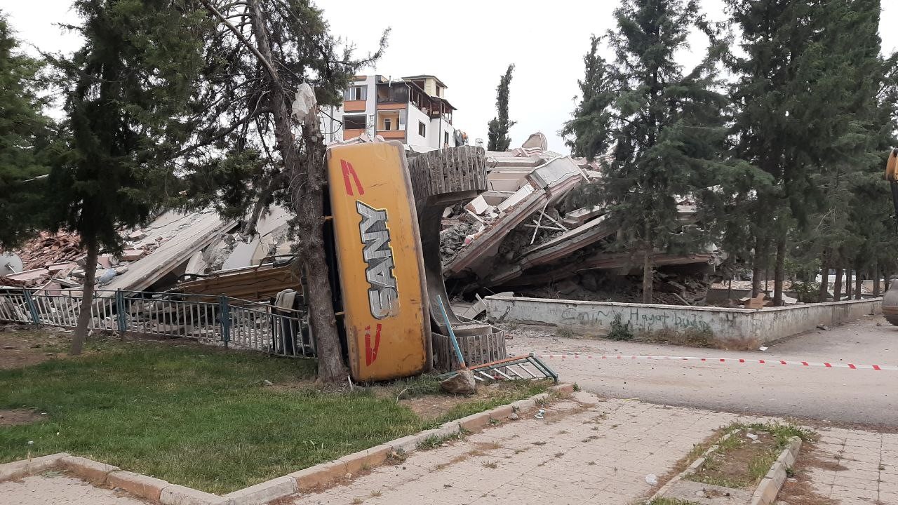 DEPREMDE AĞIR HASAR ALAN ADIYAMAN’DA, HASARLI BİNA YIKIMI ESNASINDA DEVRİLEN