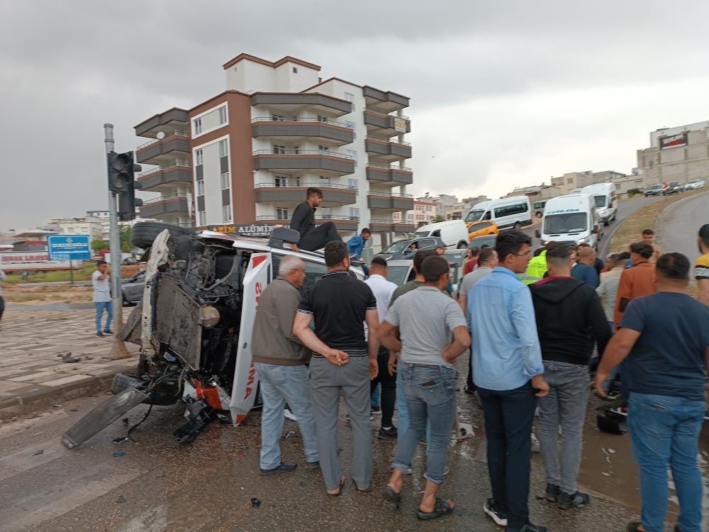 GAZİANTEP’TE AMBULANS KAZA YAPTI: 3’Ü SAĞLIK PERSONELİ 4 YARALI
