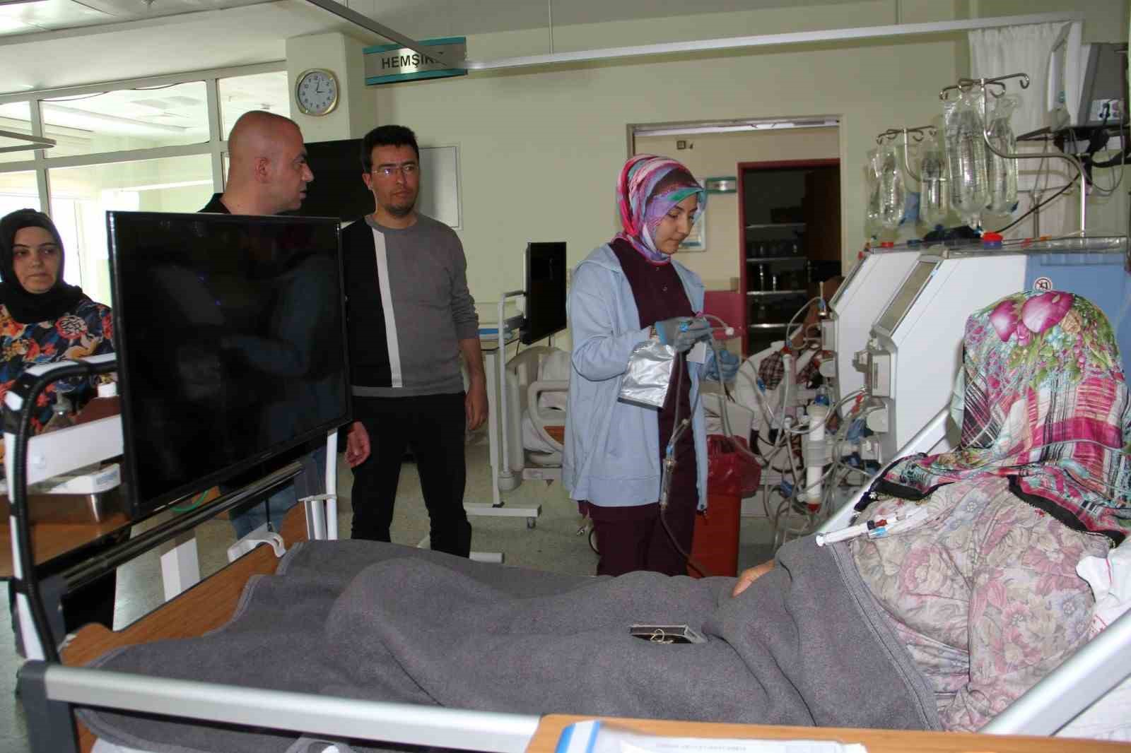 SİVAS GÜRÜN DEVLET HASTANESİ DİYALİZ ÜNİTESİNDE TEDAVİ GÖREN HASTALARA DAHA