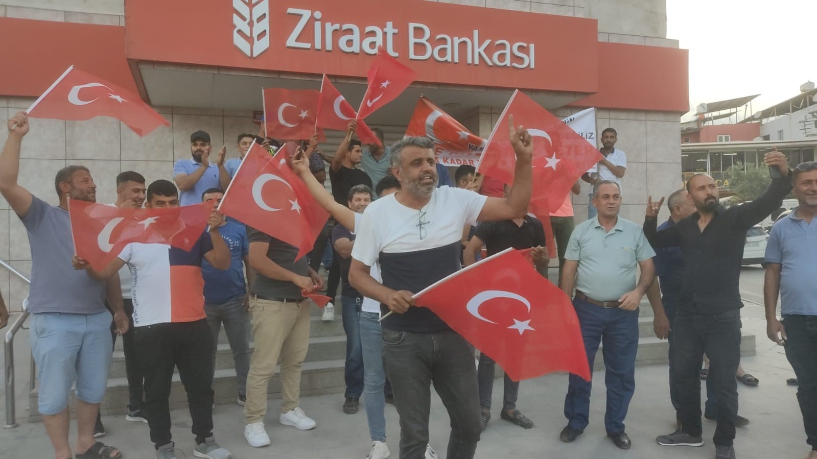 HATAY'IN KIRIKHAN İLÇESİNDE BİR ARAYA GELEN DEPREMZEDE VATANDAŞLAR, KENDİLERİNE SÖZDE