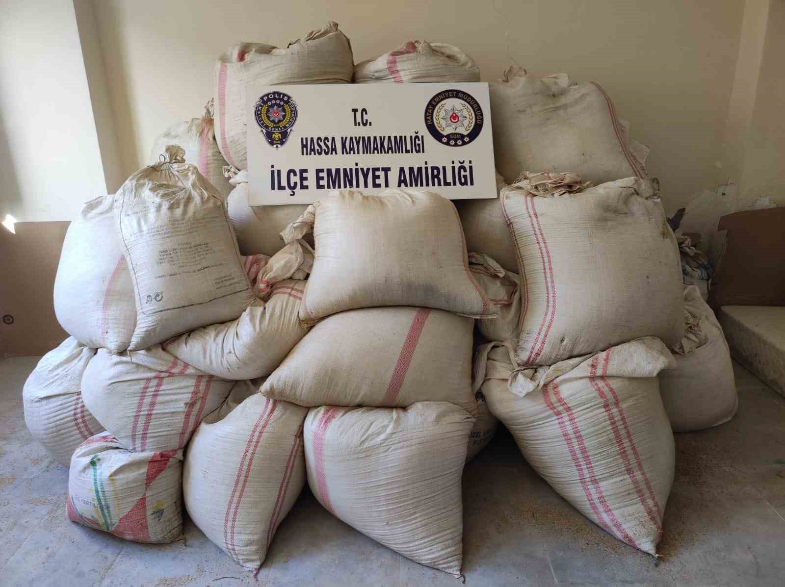 HATAY’DA 900 KİLOGRAM KAÇAK TÜTÜN ELE GEÇİRİLDİ