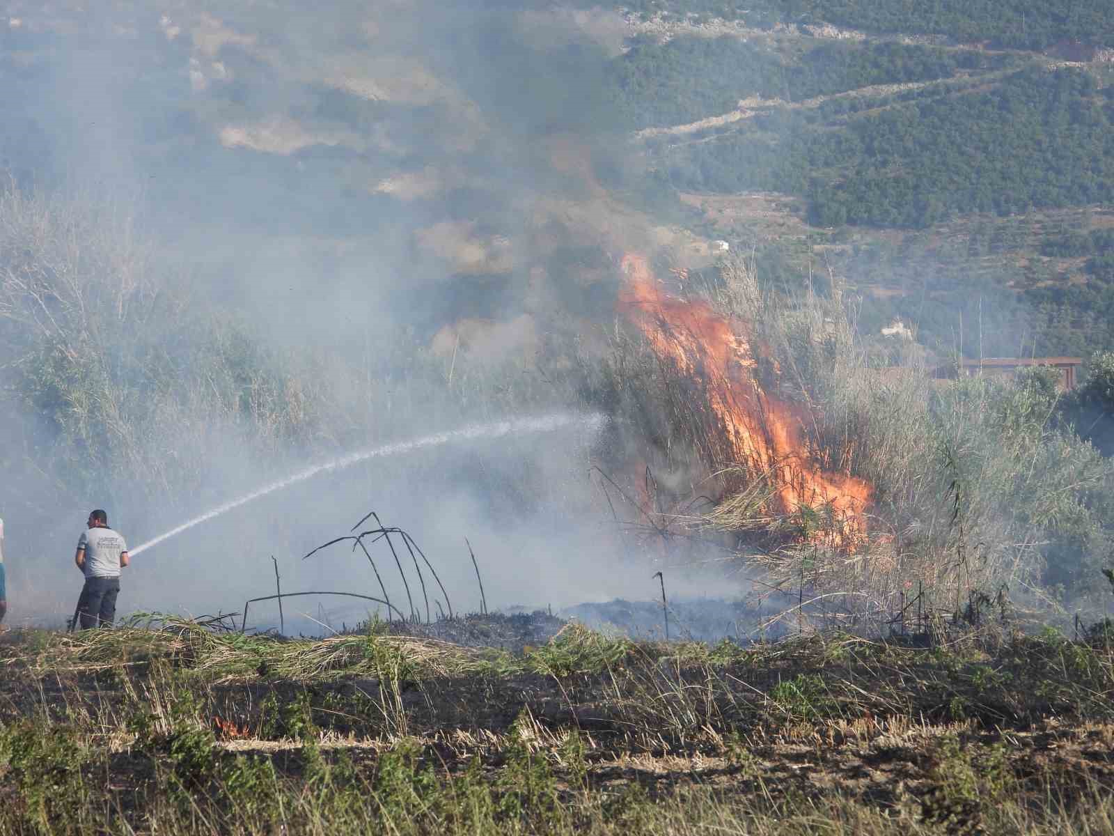 HATAY’IN SAMANDAĞ İLÇESİNDE ÇIKAN ANIZ VE SAMAN BALYASI YANGINI, İTFAİYE