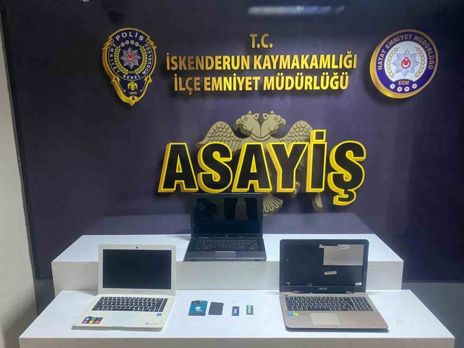 İSKENDERUN İLÇESİNDE EVDEN ÇALDIĞI DİZÜSTÜ BİLGİSAYARLARLA YAKALANAN ŞAHIS TUTUKLANDI.