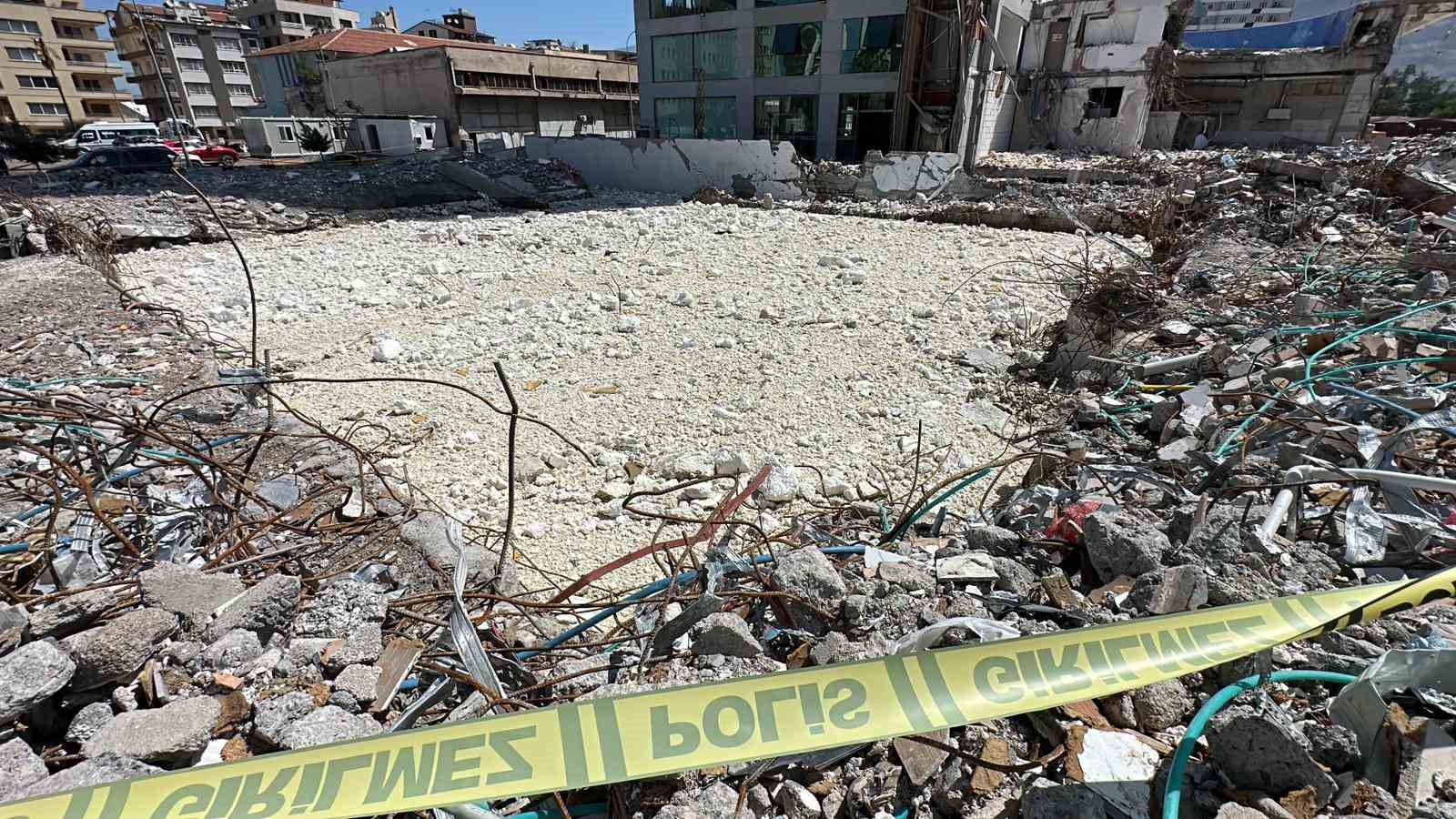 HATAY’IN İSKENDERUN İLÇESİNDE, DEPREMDE YIKILAN BİR BİNANIN  SUYLA KAPLI
