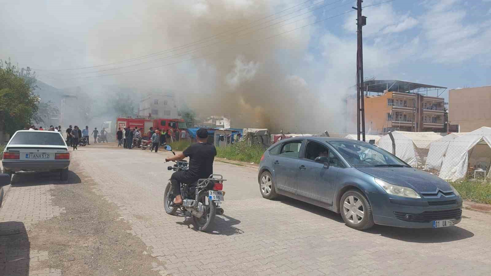 HATAY'IN KIRIKHAN İLÇESİNDE ÇADIRDA ÇIKAN YANGIN ARAÇLARA SIÇRARKEN, OLAYDA ÖLEN