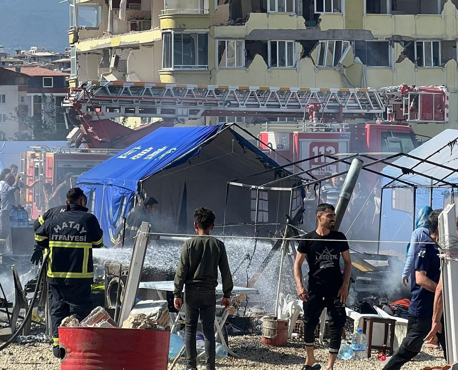HATAY'DA BİR ÇADIR KENTTE ÇIKAN YANGINDA BAZI ÇADIRLAR YANARAK KULLANILAMAZ
