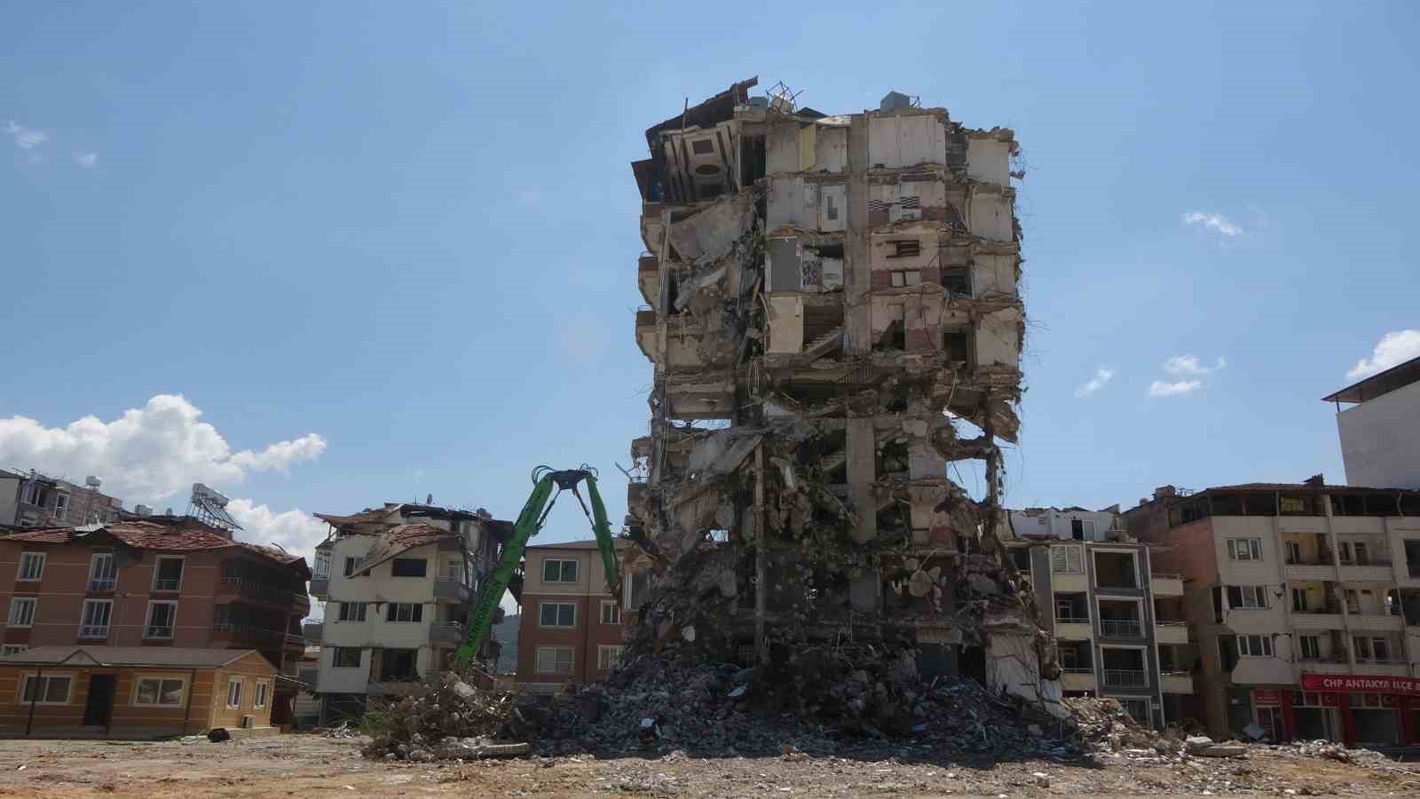 KAHRAMANMARAŞ MERKEZLİ DEPREMLERDEN EN ÇOK ETKİLENEN HATAY'DA ENKAZ KALDIRMA ÇALIŞMALARI
