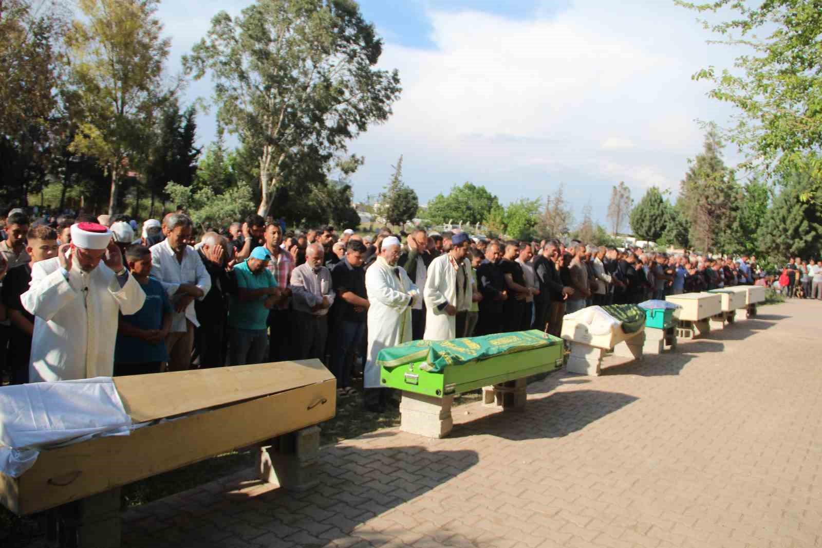HATAY'IN ANTAKYA İLÇESİNDE, TIR İLE ÇARPIŞTIKTAN SONRA KONTROLDEN ÇIKAN HAFRİYAT