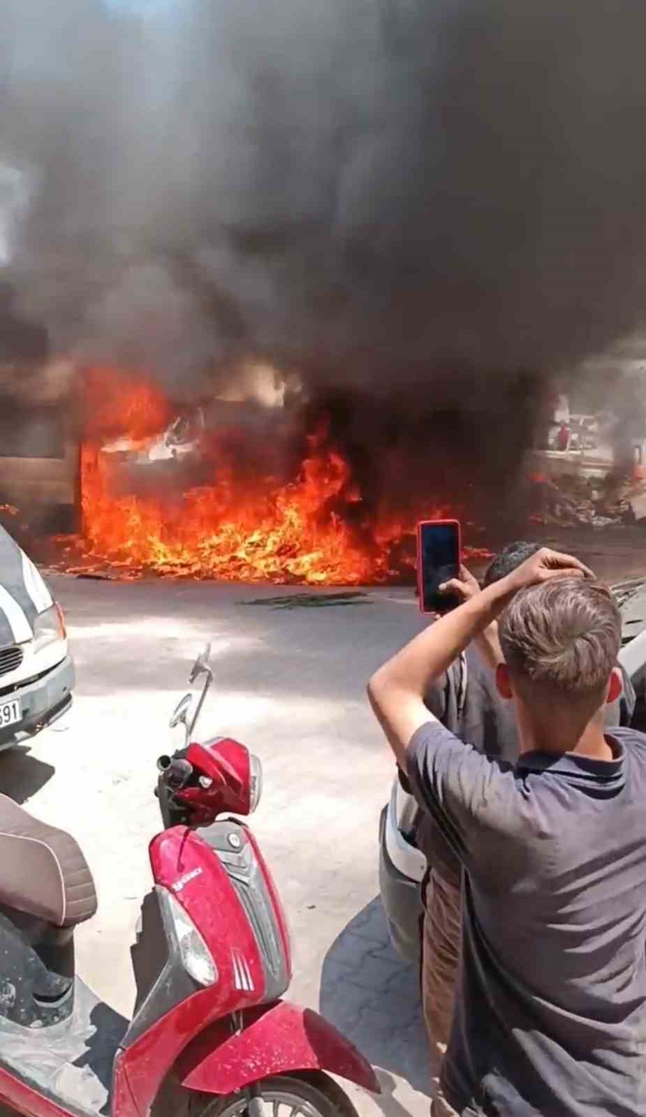 HATAY'IN ANTAKYA İLÇESİNDE ÇIKAN YANGINDA MİNİBÜS KULLANILMAZ HALE GELDİ.