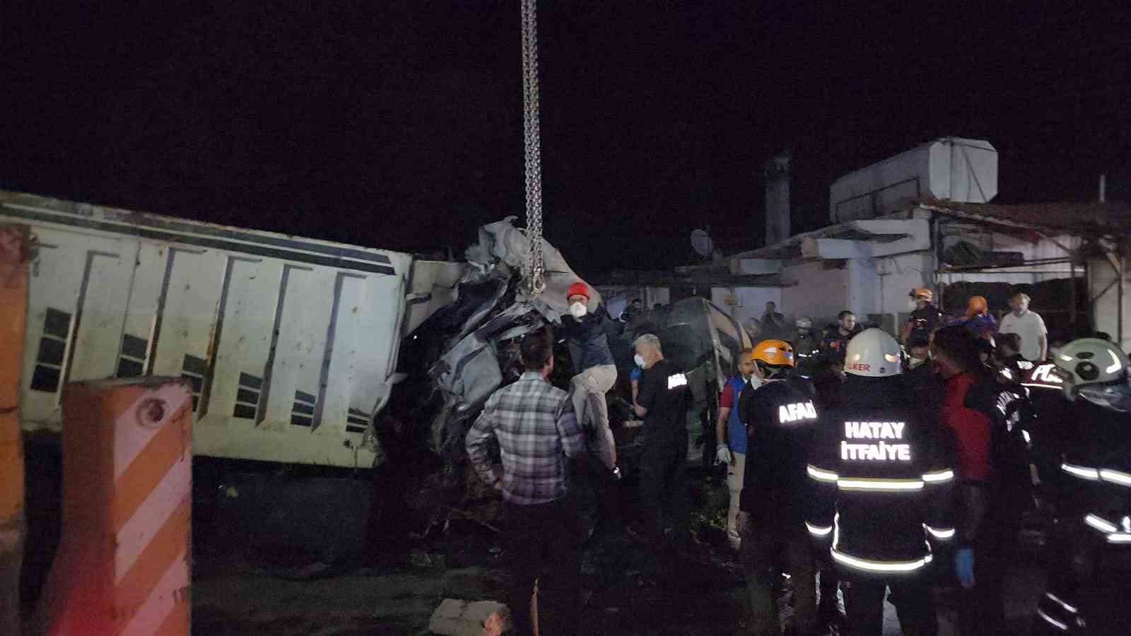 HATAY’DA FRENİ PATLAYAN KAMYON ÖNÜNDEKİ ARAÇLARA ÇAPARAK  ASKER UĞURLAMA
