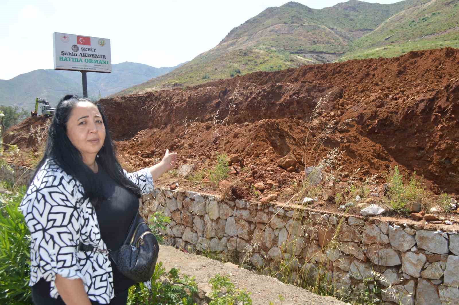 DOĞASEVERLER DİKTİKLERİ FİDANLARIN ÜSTÜNE TOPRAK ATILMASINA İSYAN ETTİLER NEVCİHAN EREN