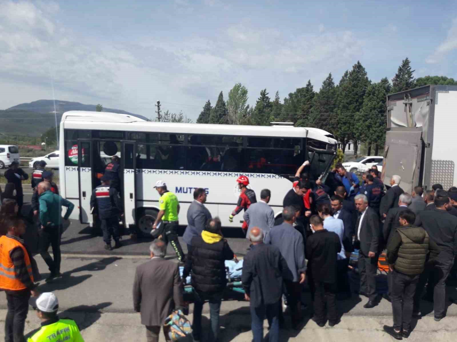 HAVAALANINA YOLCU TAŞIYAN MİNİBÜS KAMYONA ÇARPTI