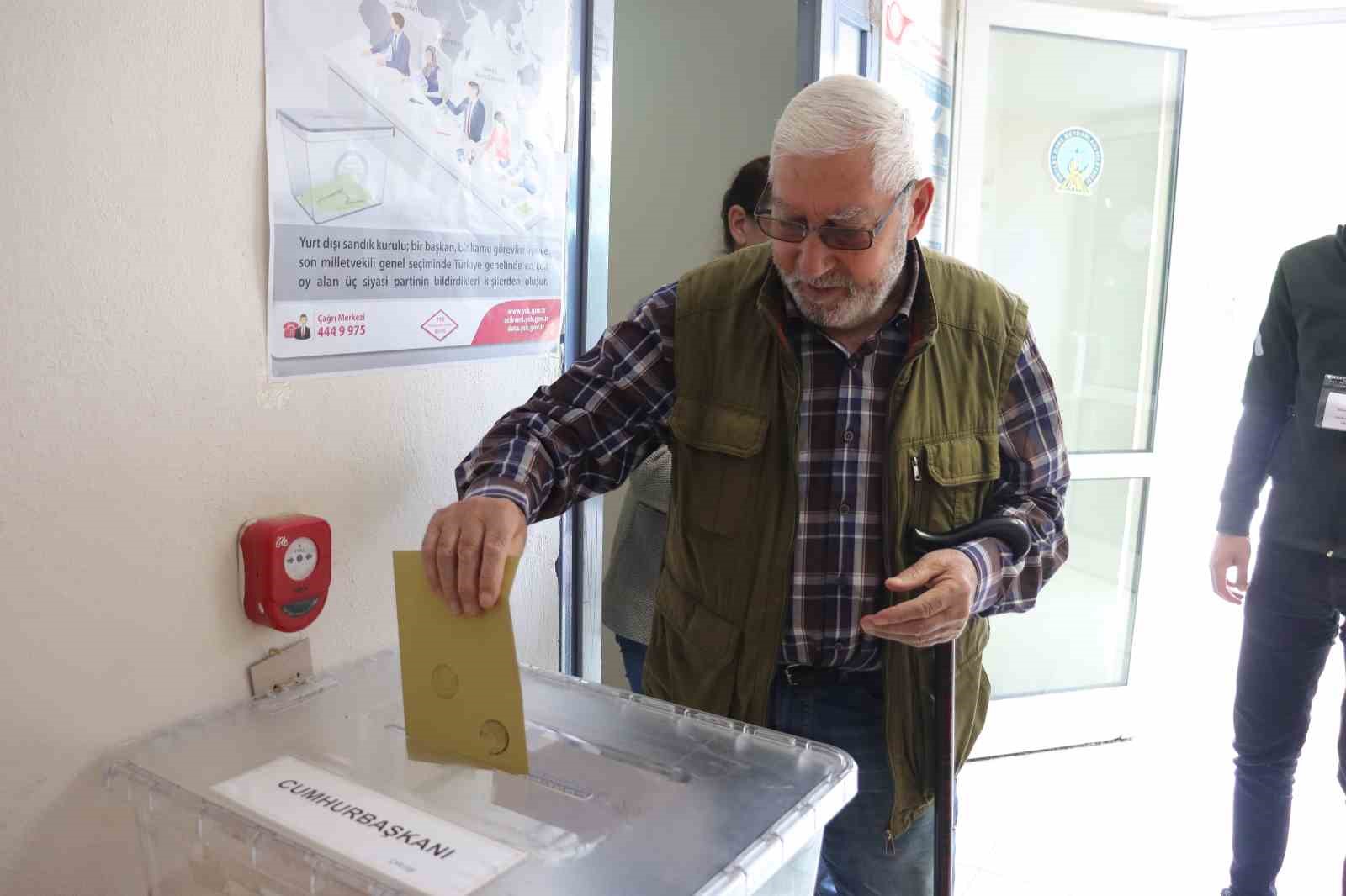 YURTDIŞINDA KALAN VATANDAŞLAR, KAYSERİ’DE HAVAALANINA KURULAN SANDIKLARDA CUMHURBAŞKANLIĞI 2. TUR