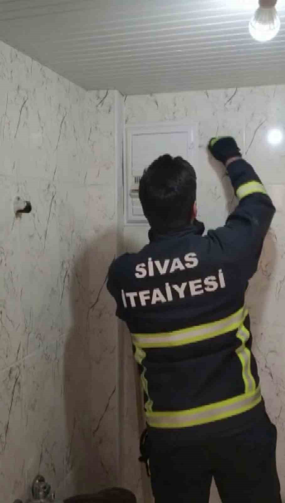 SİVAS’TA GİRDİĞİ APARTMANIN HAVALANDIRMA BOŞLUĞUNDA MAHSUR KALAN GÜVERCİN İTFAİYE EKİPLERİNCE