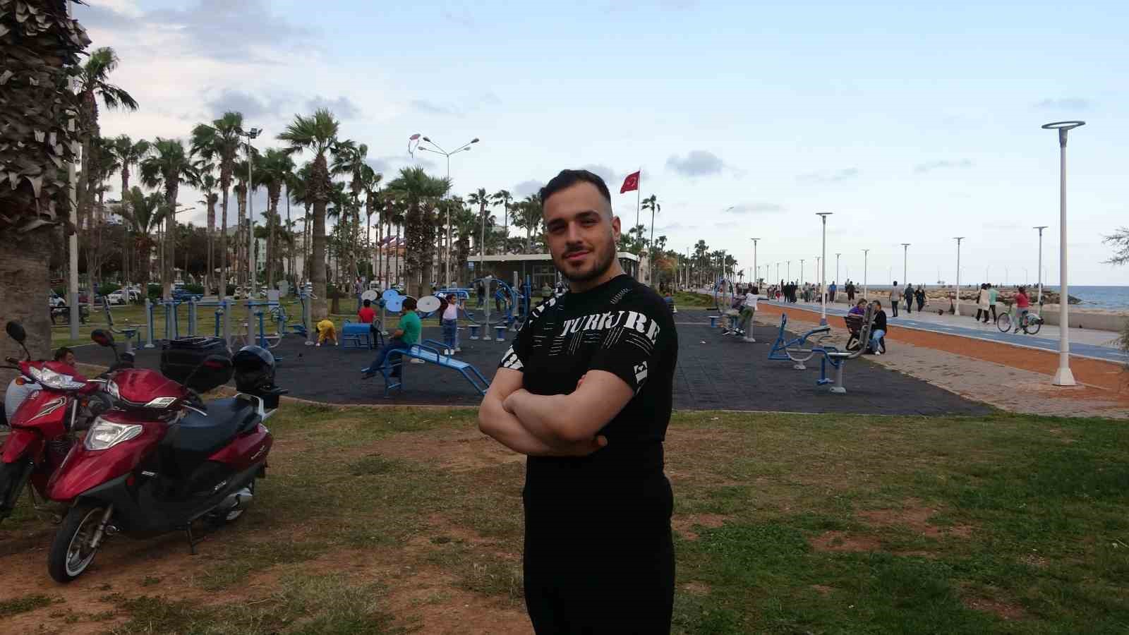 MERSİN'DE YAŞAYAN 20 YAŞINDAKİ MUSTAFA BEKAR, ÖZELLİKLE İLKOKUL VE ORTAOKUL