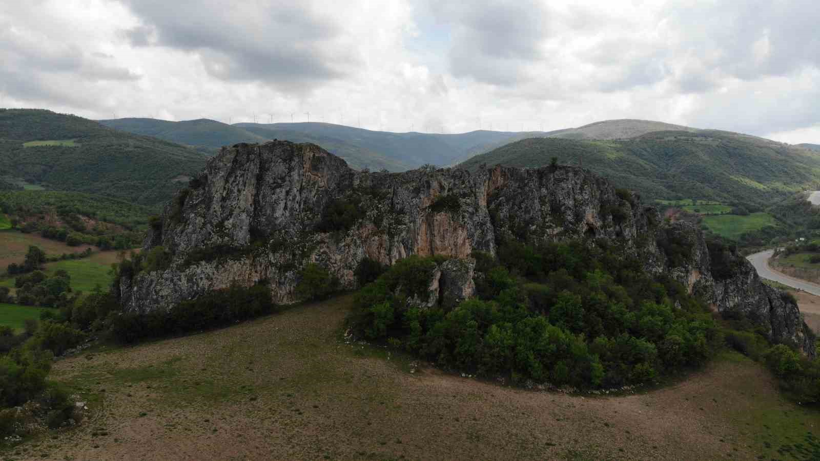 TOKAT-SİVAS KARAYOLU ÜZERİNDE BULUNAN ÇÖRDÜK KALESİ KADERİ TERK EDİLMİŞ DURUMDA