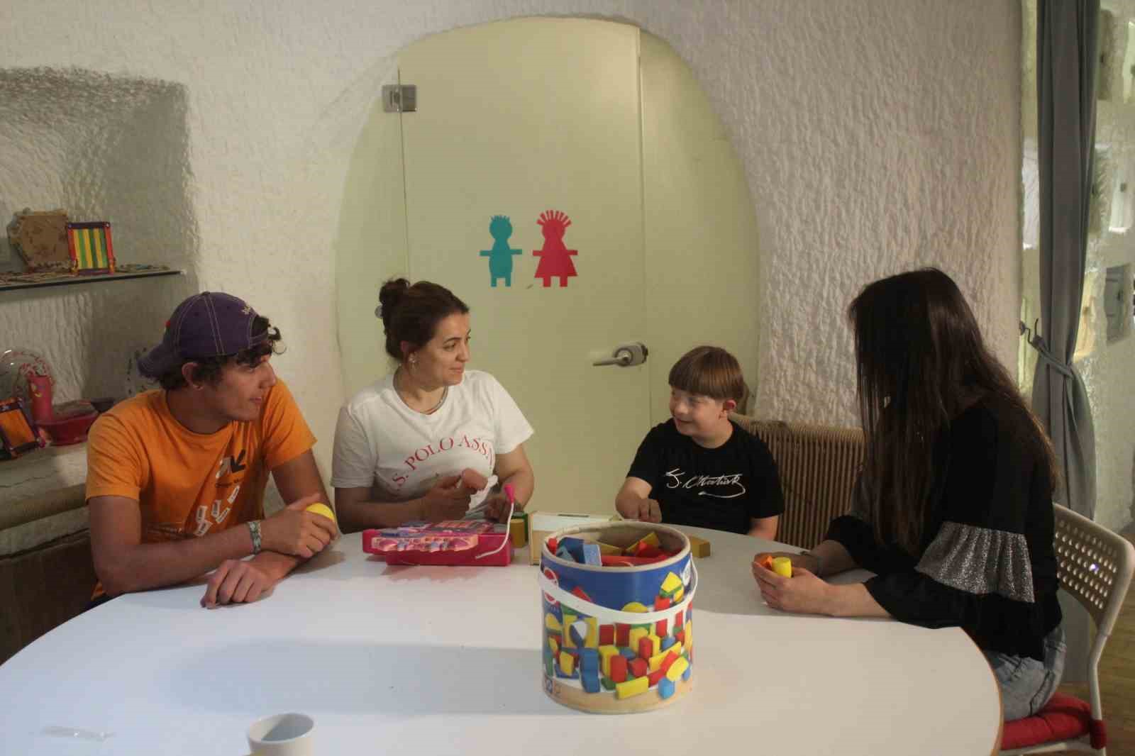 DÜNYANIN ÇEŞİTLİ ÜLKELERİNDEN GÖNÜLLÜ OLARAK KAPADOKYA BÖLGESİNE GELEN GÖNÜLLÜLER HEM