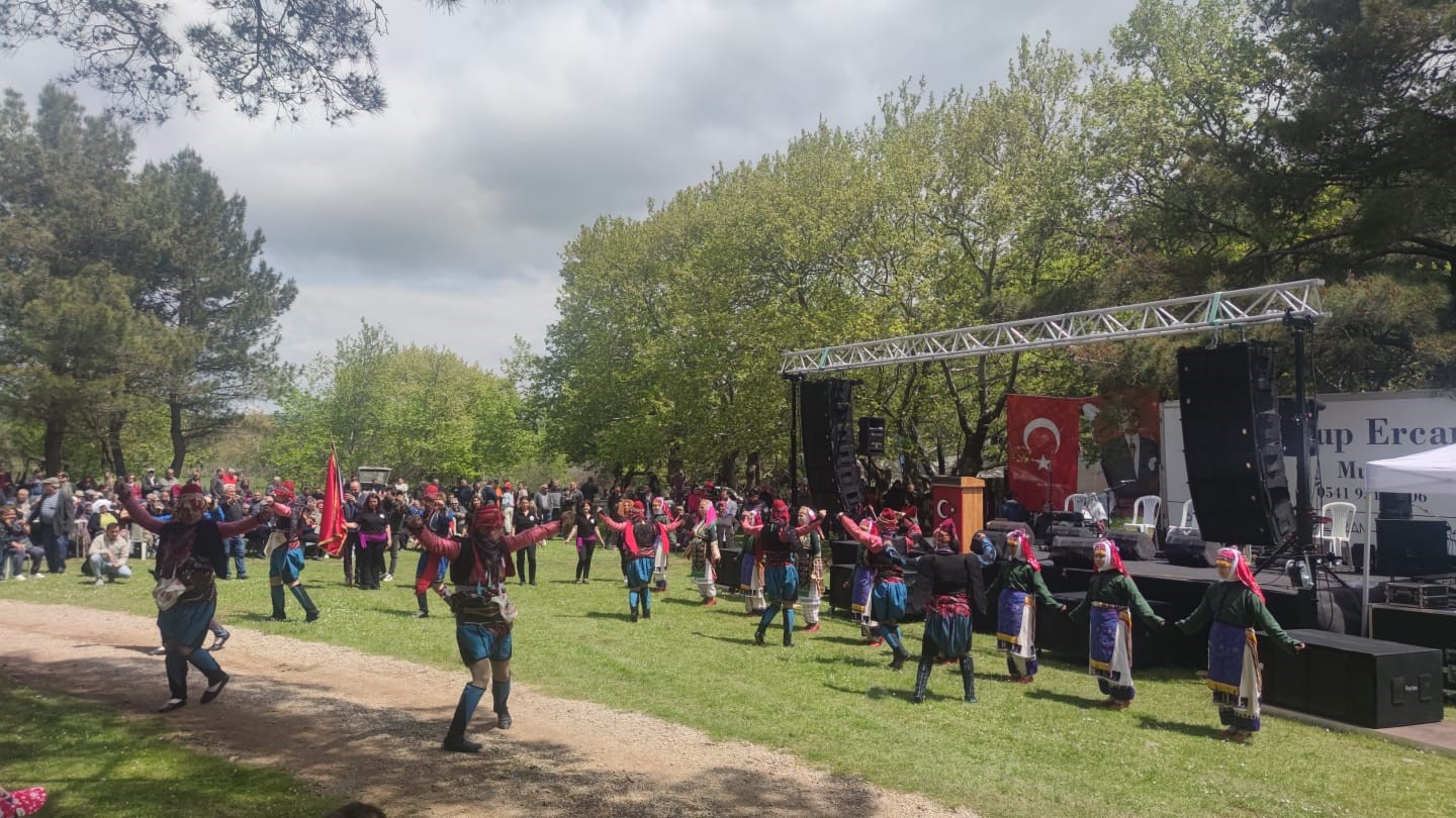 ÇANAKKALE'NİN AYVACIK İLÇESİNE BAĞLI GÜZELKÖY KÖYÜNDE HIDIRELLEZ, ŞENLİK HAVASINDA KUTLANDI.