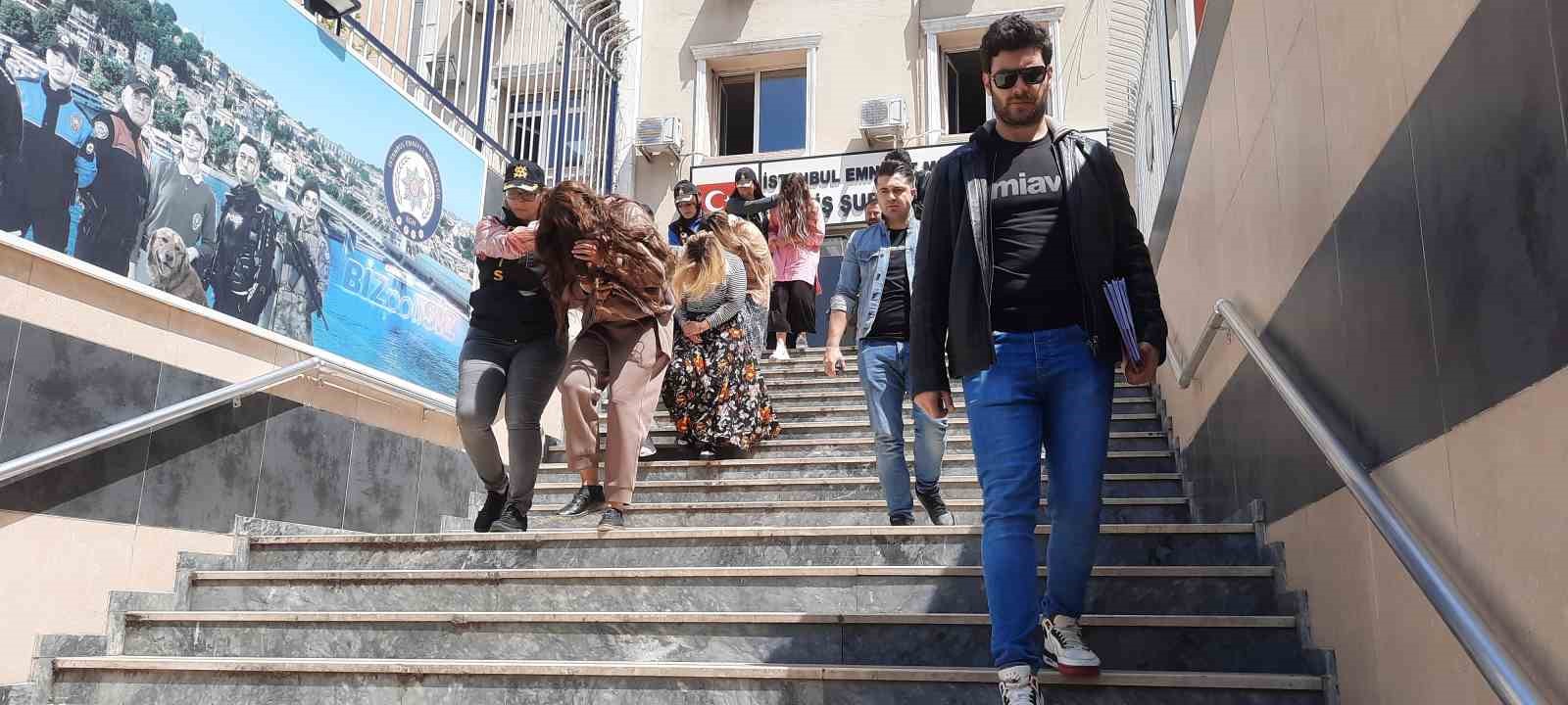 İSTANBUL’DA EVDEN HIRSIZLIK OLAYINI GERÇEKLEŞTİREN 4 KADIN, POLİS EKİPLERİNCE YAKALANDI