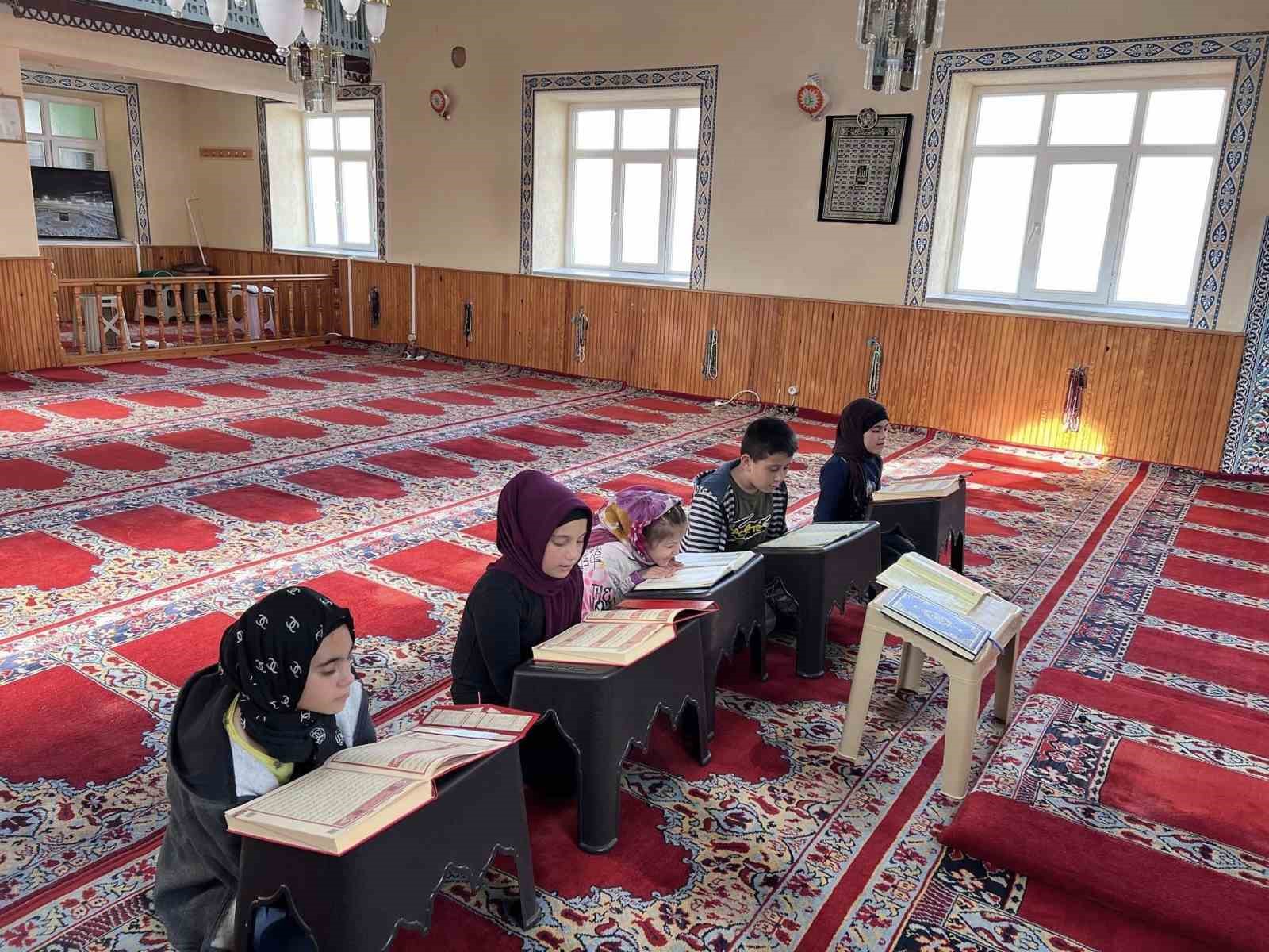HİSARCIK’TA ÇOCUKLARA CAMİDE KUR'AN EĞİTİMİ ARALIKSIZ DEVAM EDİYOR