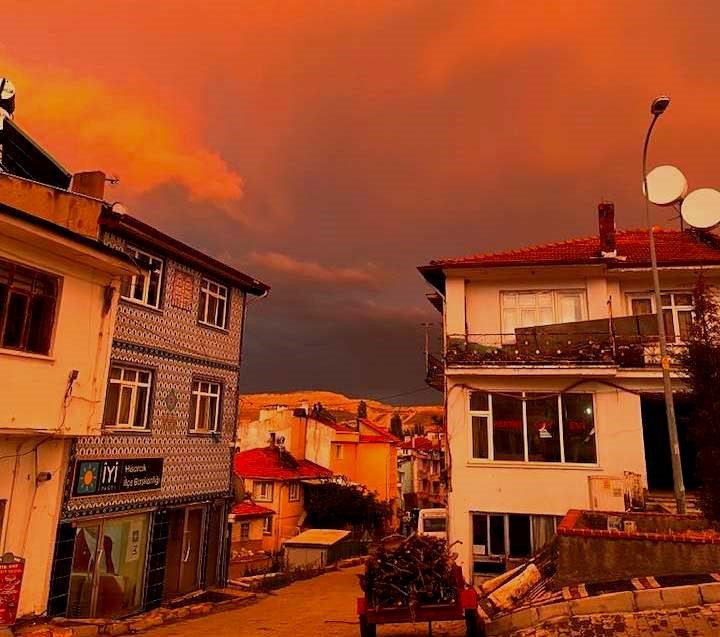 HİSARCIK’TA ÇÖL TOZU GÖKYÜZÜNÜ KIZILA BOYADI