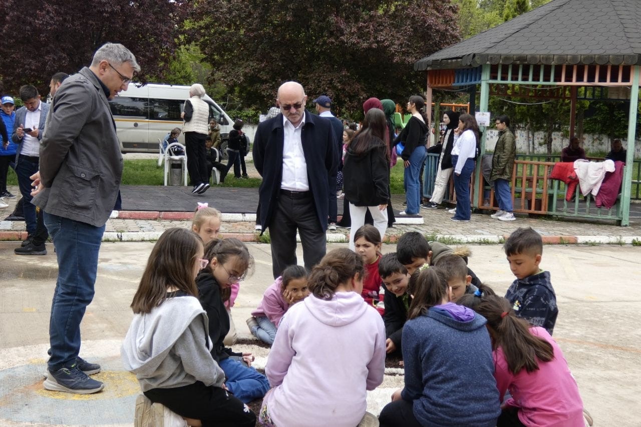 HİSARCIK'TA KÖY OKULUNDA GELENEKSEL ÇOCUK OYUNLARI ŞENLİĞİ