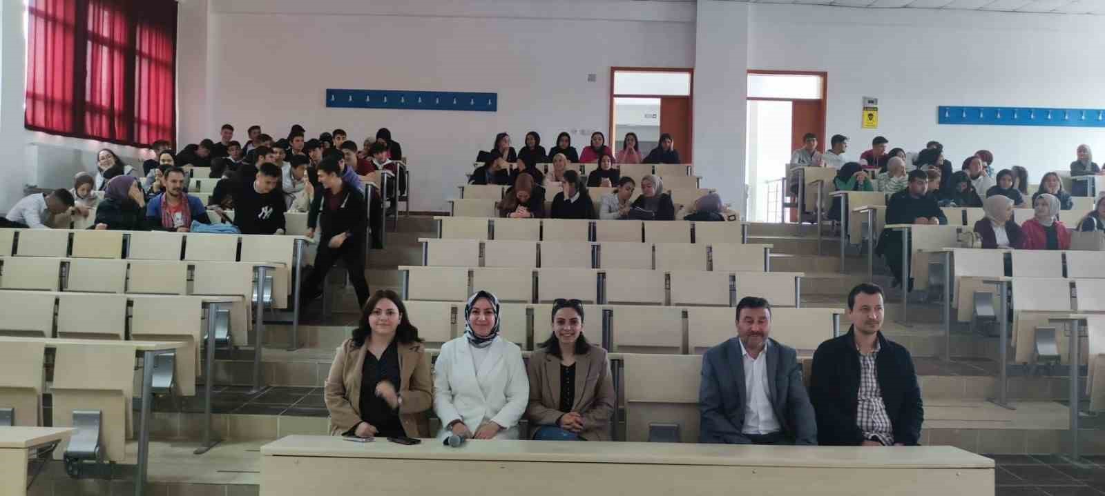 HİSARCIK’TA LİSE ÖĞRENCİLERİ BİR GÜNLÜĞÜNE ÜNİVERSİTE ÖĞRENCİSİ OLDU