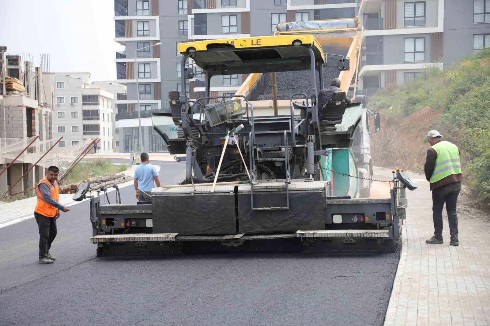 GEMLİK BELEDİYESİ, İLÇENİN FARKLI NOKTALARINDA YAPTIĞI ÇALIŞMALARLA VATANDAŞLARIN SORUNLARINI ÇÖZERKEN,