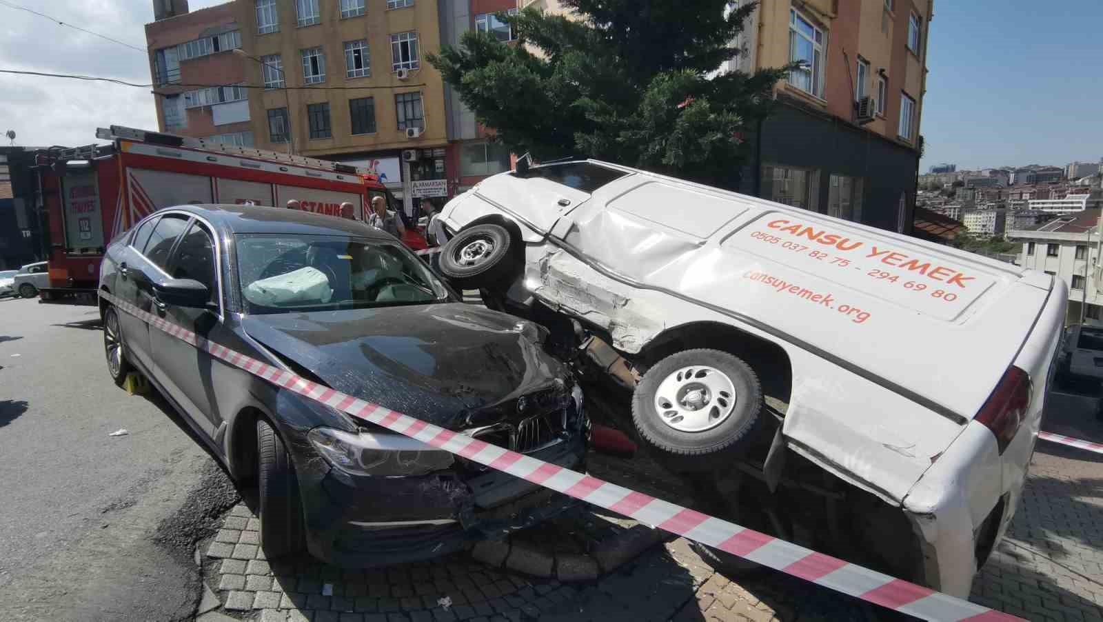 KAĞITHANE’DE HIZLA GELEN OTOMOBİL, PARK HALİNDE OLAN MİNİBÜSE ÇARPTI. ÇARPMANIN