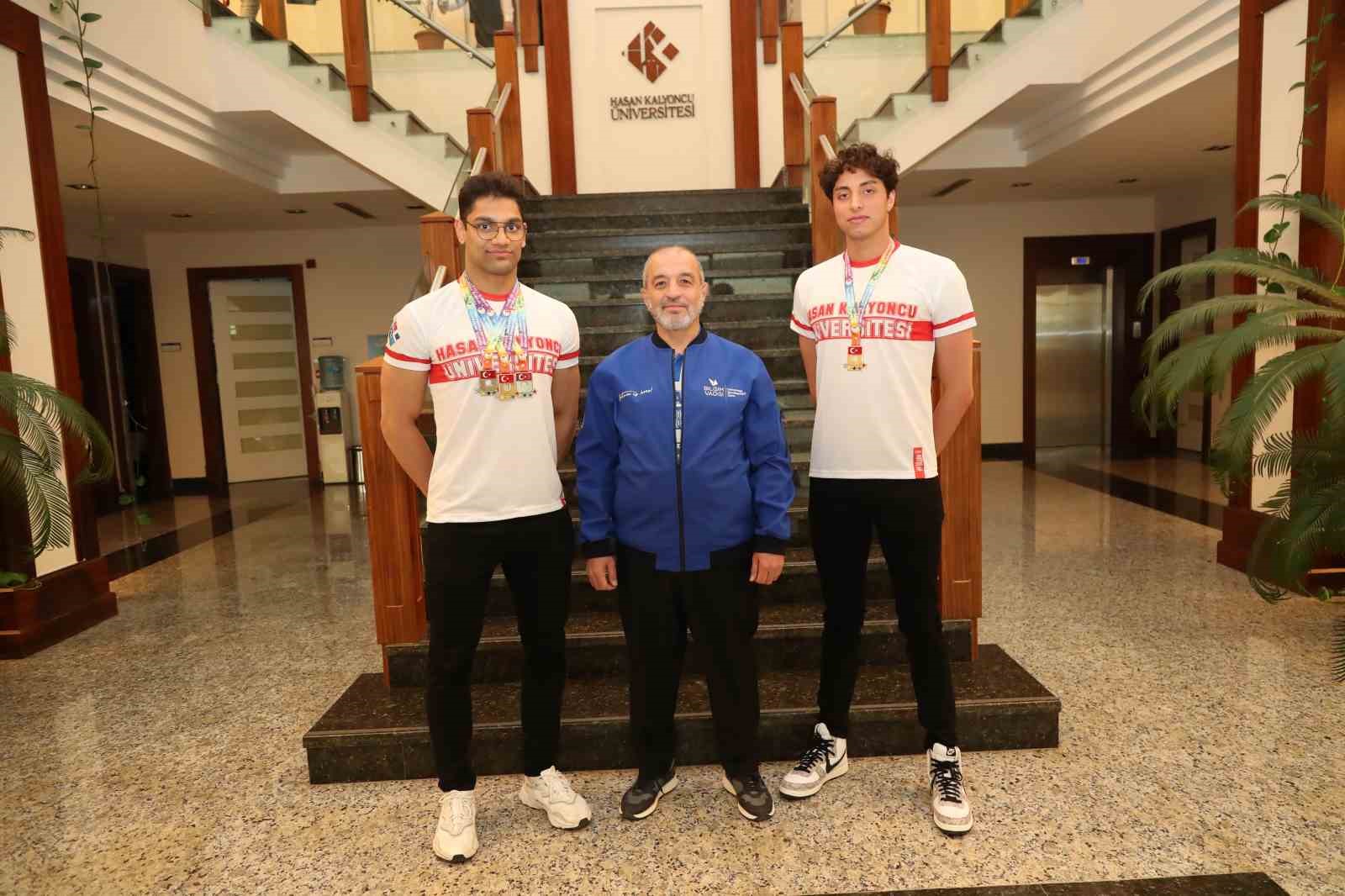 MİLLİ SPORCULARA VERDİĞİ BURSLAR İLE SPORTİF BAŞARILARI OLAN ÖĞRENCİLERİNE KAPILARINI