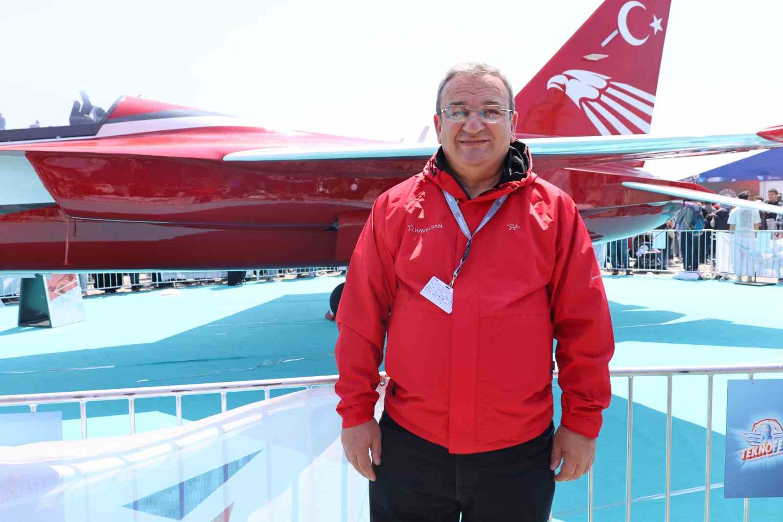 TEKNOFEST’TE SERGİLENEN  YERLİ VE MİLLİ İMKANLARLA GELİŞTİRİLEN HÜRJET’E VATANDAŞLAR
