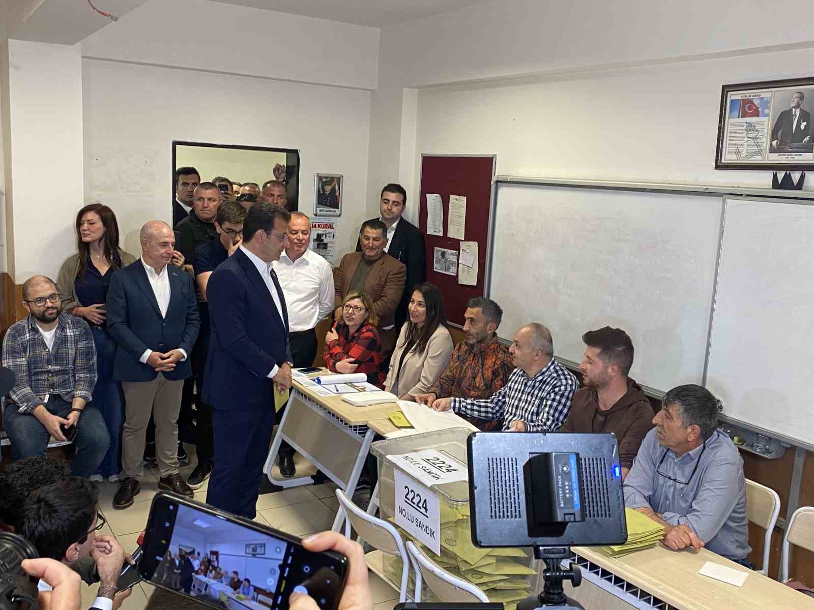 İBB Başkanı İmamoğlu oyunu kullandı İSTANBUL BÜYÜKŞEHİR BELEDİYE BAŞKANI EKREM İMAMOĞLU, BEYLİKDÜZÜ’NDE KAYITLI OLDUĞU SANDIKTA