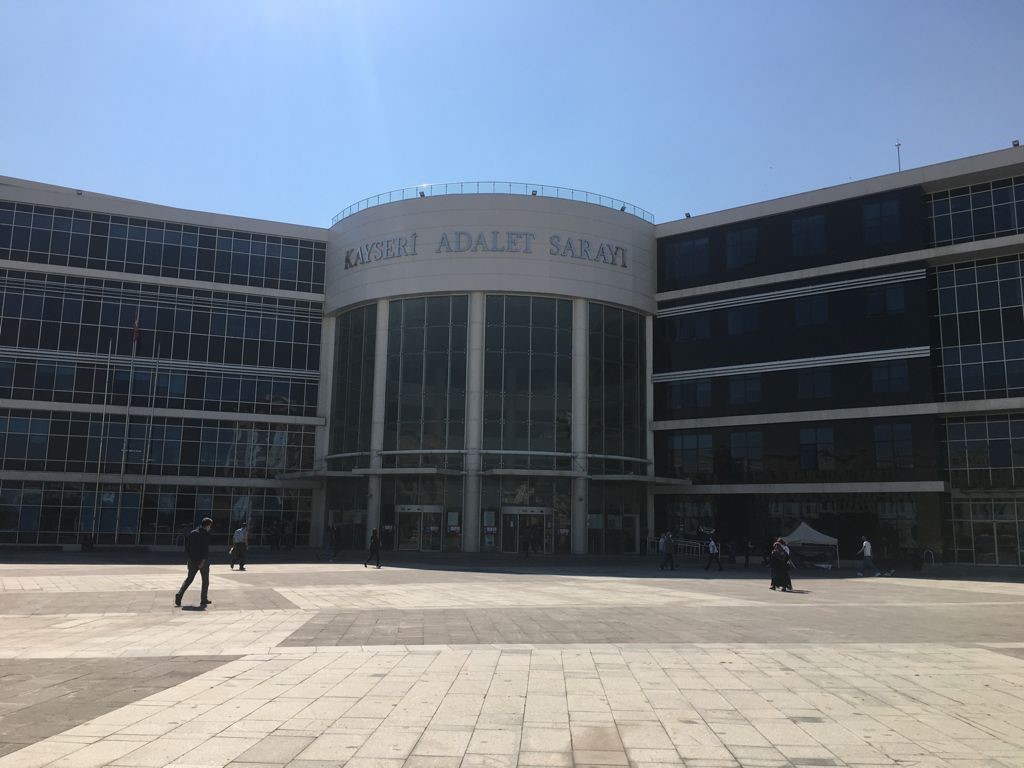KAYSERİ’DE UYUŞTURUCU TİCARETİ YAPMAKTAN TUTUKLU YARGILANAN A.K., ÇIKARILDIĞI MAHKEMEDE 8