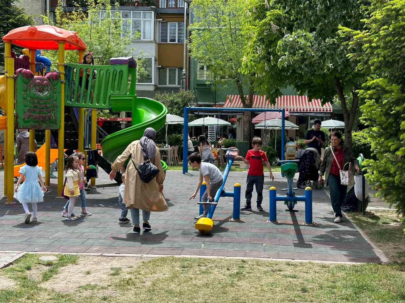ESKİŞEHİR’DE İDARİ TATİLİ FIRSAT BİLEN VATANDAŞLAR ÇOCUKLARIYLA BİRLİKTE PARKLARA AKIN