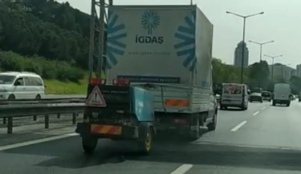 İSTANBUL'DA TEM OTOYOLU'NDA SOL ŞERİDİ KAPATIP LİMİTİN ÇOK ÜZERİNDE HIZLA