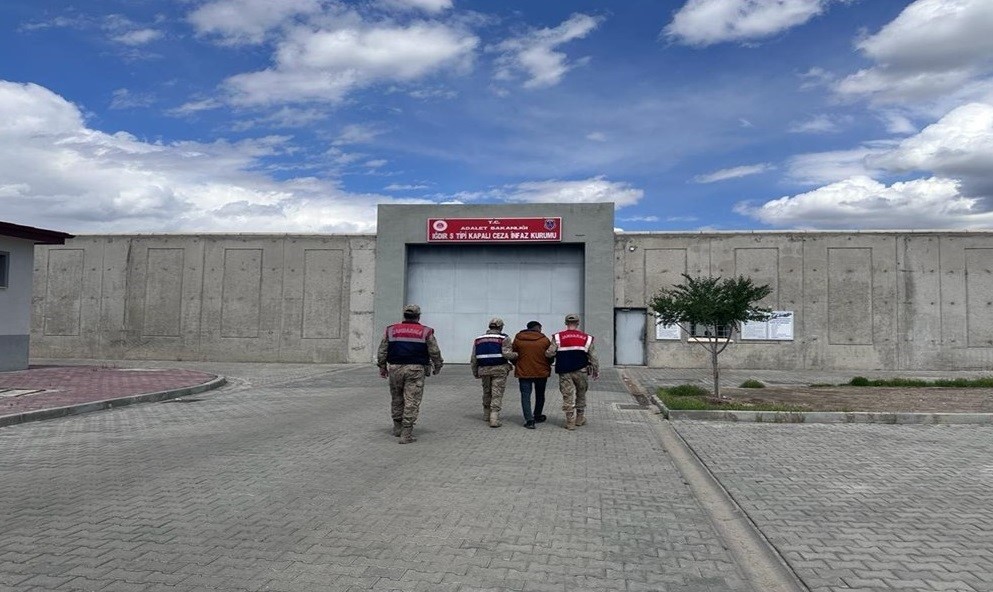 IĞDIR'DA 16 YIL HAPİS CEZASI BULUNAN HÜKÜMLÜ CEZAEVİNE GÖNDERİLDİ